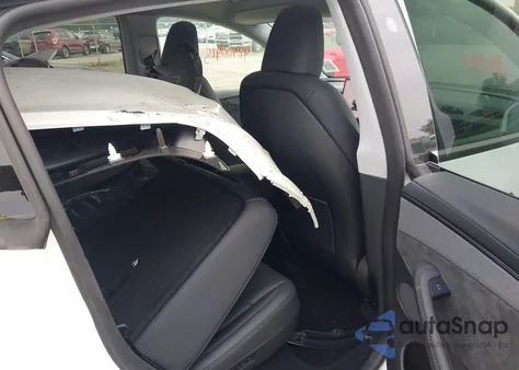 2026 Tesla Model Y Long Range Dual Motor All-Wheel Drive/Long Range Launch Series z USA, uszkodzony, nr VIN 7SAYGDEE5TF333281